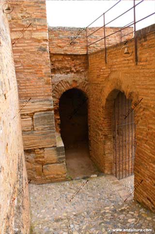 Calle interior hacia la Primitiva Entrada de la Alcazaba