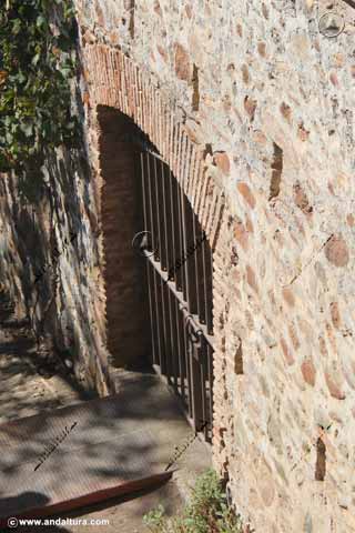 Puerta de acceso a los Jardines Bajos desde el camino de la Entrada Antigua del Generalife