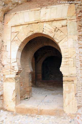 Detalle exterior de la portada de la Primitiva Entrada de la Alcazaba