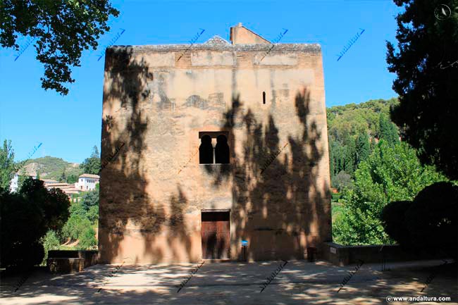 Puerta de Acceso y zona de Entrada a la Torre de las Infantas en el Partal de la Alhambra, al fondo el Palacio del Generalife