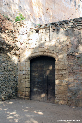 Puerta de Hierro del Baluarte de la Torre de los Picos para acceder a las Caballerizas y a la Puerta del Arrabal hacia el Partal