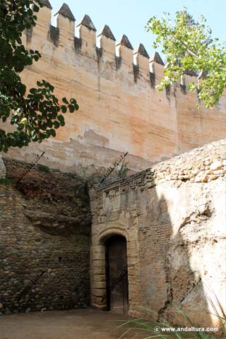 Puerta de Hierro y Muralla almenada del Partal