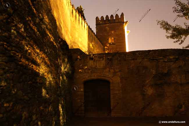 Puerta de Hierro y Torre de los Picos de noche desde la Cuesta de los Chinos