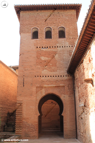Puerta de la Rauda, entre el Partal y los Palacios Nazaríes de la Alhambra