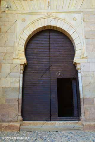 Puerta de madera chapada de hierro de la Puerta de la Justicia, de la Explanada o de la Ley