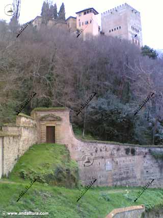 Puerta del Bosque y Torres del Homenaje y Peinador de la Reina