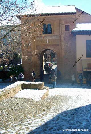 Visitantes por la Puerta del Vino por al antiguo acceso a la Alcazaba de la Alhambra - actual salida de la Alcazaba