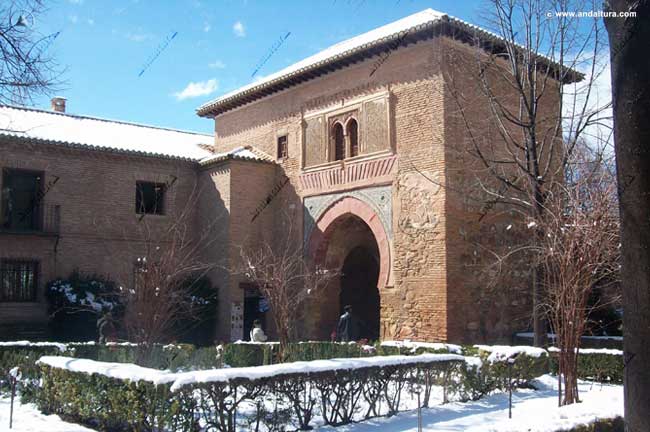 Puerta del Vino nevada desde la Placeta de Carlos V