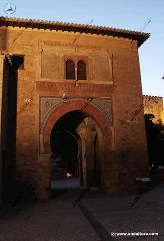 Imagen nocturna de la Puerta del Vino - Recorrido exterior por la Alhambra sin necesidad de Entrada o Tickets