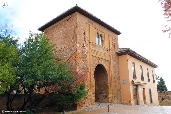 Casa en la calle Real junto a la Portada exterior de la Puerta del Vino