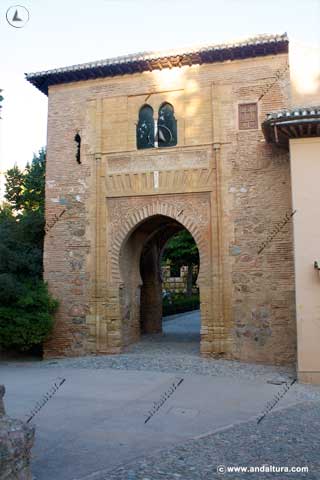 Atardeciendo en la Puerta del Vino de la Alhambra