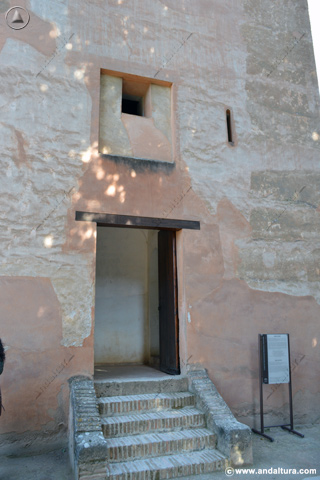 Puerta de Entrada a la Torre de la Cautiva en el Paseo de las Torres de la Alhambra