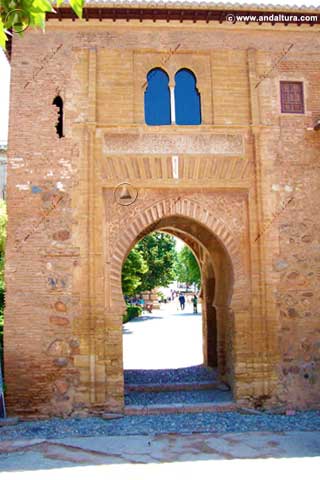 Puerta y Portada exterior de la Puerta del Vino - Ruta por el Exterior de la Alhambra hacia la Plaza de los Aljibes