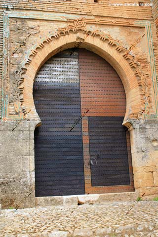 Portada Exterior y postigo de madera de la Puerta de las Armas