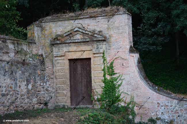 Portada exterior y muralla reconstruida de la Puerta del Bosque