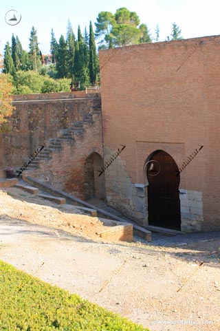 Puerta interior de la Torre de los Siete Suelos desde el Paseo de los Cipreses