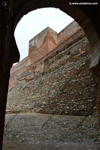 Torre de Alquiza y calle del foso desde el interior de la planta baja de la Torre de las Armas camino a la Puerta de la Tahona