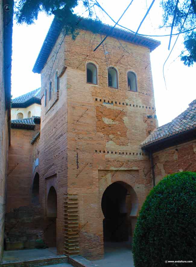 Puerta de la Rauda, Puerta del Cementerio Real de la Alhambra o Torre de la Rauda