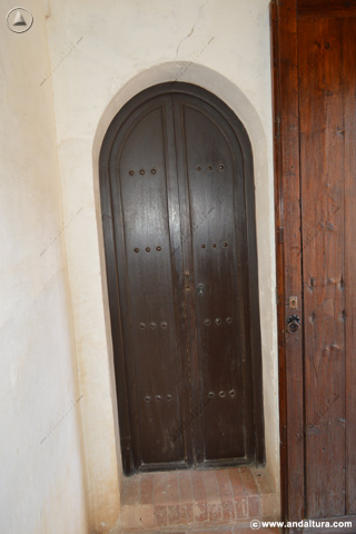 Puerta de acceso a la planta superior de la Torre de la Cautiva