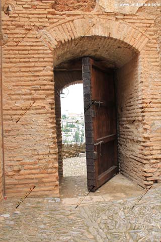 Puerta del Postigo de la Torre de las Armas hacia las Caballerizas de la Alcazaba