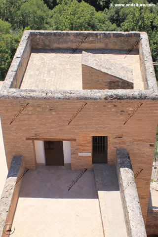 Puertas interiores de la Torre de la Pólvora desde la Torre de la Vela