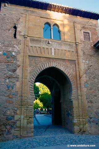 Puerta y Portada exterior de la Puerta del Vino - Ruta por el Exterior de la Alhambra - Sin tickets ni entrada