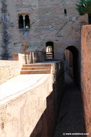 Puerta del adarve y de la calle del Foso y ventanas de la Torre de las Infantas - Paseo de las Torres de la Alhambra