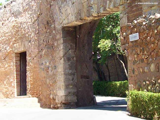 Puertas de acceso al Recinto amurallado de la Alhambra por la Puerta de los Carros