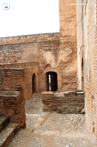 Caballerizas y Postigo de la Torre y Puerta de las Armas desde la calle del foso de la Alcazaba