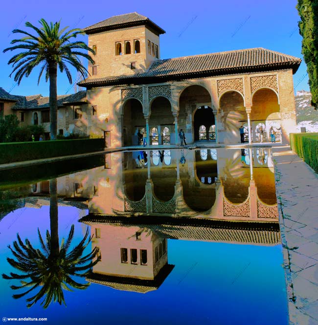 Reflejos en la Alberca del Palacio del Partal en la Alhambra