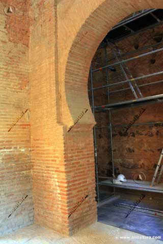 Trabajos de restauración y conservación en la Puerta de la Rauda