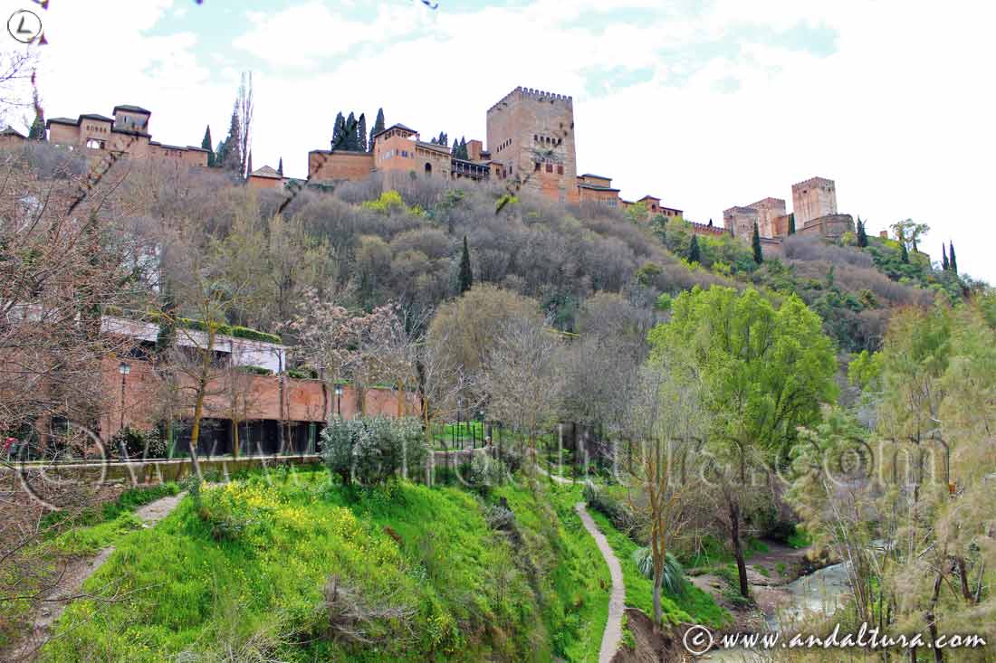 Río Darro y la Alhambra desde la parte alta del Paseo de los Tristes