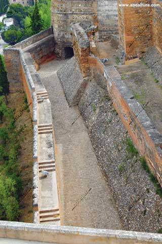 Sistema defensivo interior de la Alcazaba y acceso a la Puerta de la Tahona