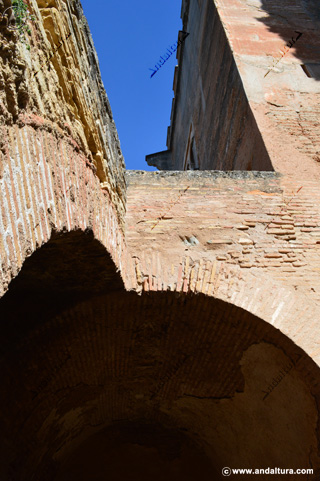 Sistema defensivo interior de la Puerta del Arrabal bajo la Torre de los Picos uniendo el Partal y la Cuesta de los Chinos a traves del Baluarte
