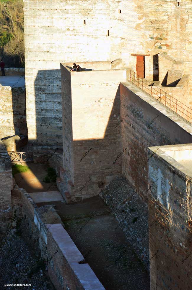 Sistema defensivo, adarve y calle del foso de la Torre del Criado del Doctor Ortiz