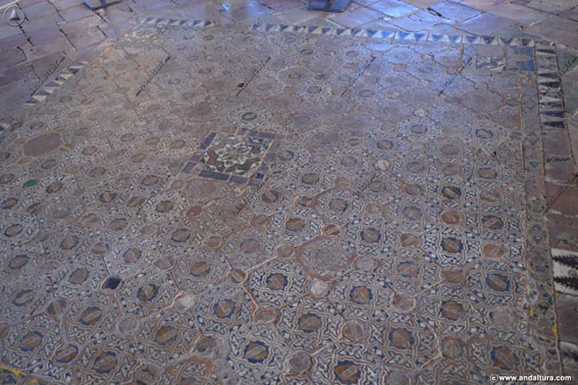 Solería con trozos originales de cerámica en el suelo del Salón del Trono en la Torre de Comares