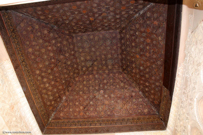 Techo interior de madera, no original, de la Torre de las Damas del Palacio del Partal de la Alhambra