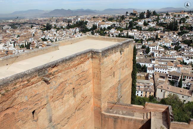 Terraza de la Torre de las Armas y el Albaycín, al fondo Sierra Elvira y la Sierra de Moclín