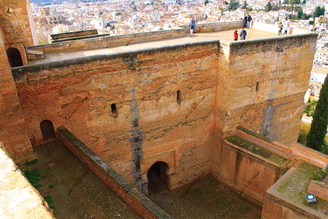Terraza de la Torre de las Armas y Puerta interior de la Puerta de las Armas hacia la Puerta de la Tahona