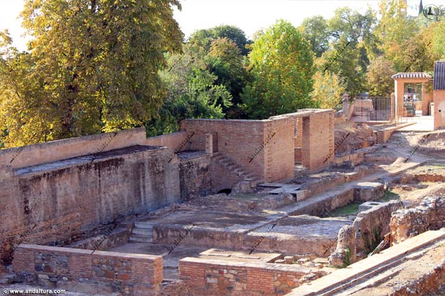 Restos del Palacio de los Abencerrajes y las ruinas reconstruidas de la Torre de los Abencerrajes