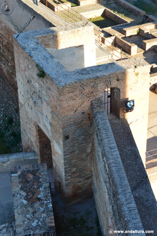 Torre sobre el adarve en la Plaza de Armas hacia la terraza de la Torre de las Armas