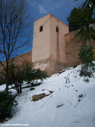 Torre de Baltasar de la Cruz en la visita nevada a la Alhambra por el Paseo del Generalife