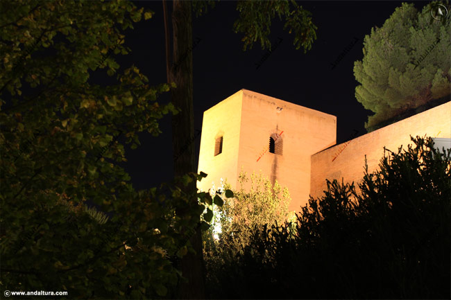 Torre de Baltasar de la Cruz en la visita nocturna por el Paseo del Generalife