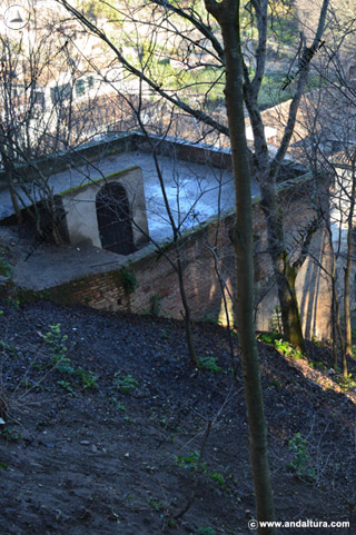 Restos de la Torre en el Bosque de la Sabika sobre la Puerta de las Granadas