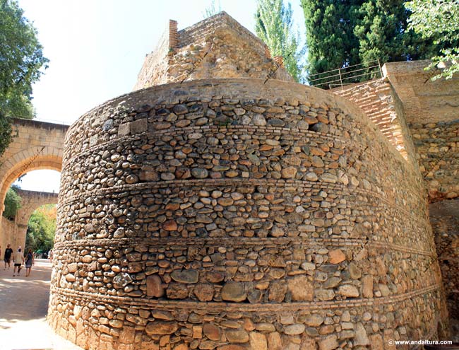 Torre del Cabo de la Carrera y puente y acueducto a la Torre del Agua en la Medina