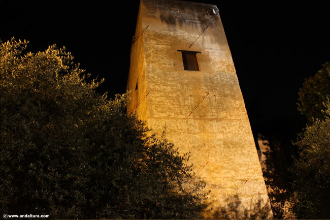 Torre del Cadí nocturna desde su base en la Cuesta de los Chinos