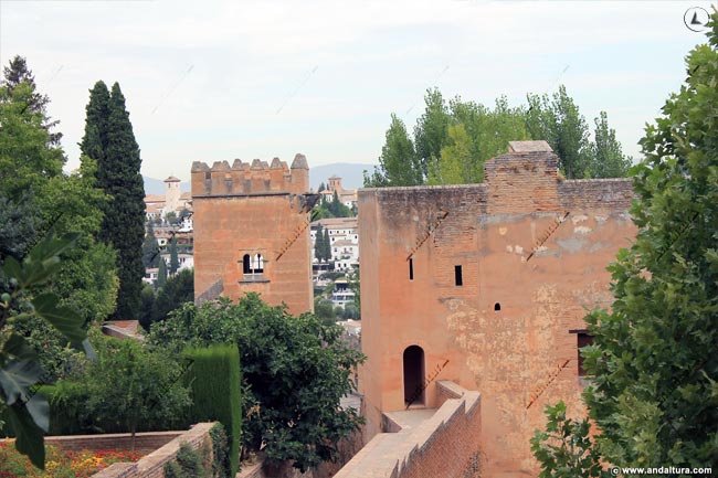 Torre del Cadí y Torre de los Picos en el Paseo de las Torres de la Alhambra