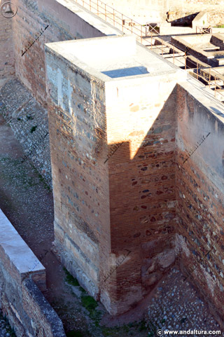 Foso, muralla y adarve junto a la Torre de Alquiza