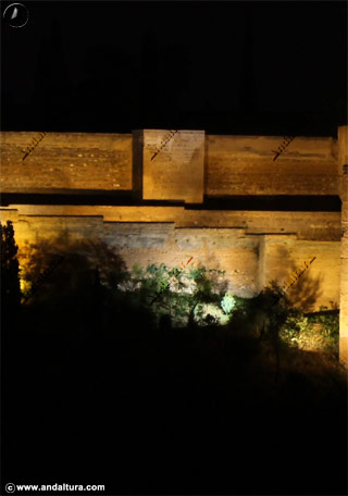 Torre de Alquiza y murallas - nocturna - en una ruta por los Miradores del Albaycín - Albaicín