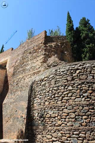 Restos originales y reformados de la Torre del Cabo de la Carrera